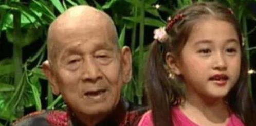 娱乐吃瓜酱爷爷撑伞